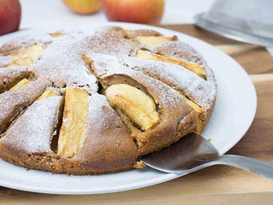 EASY VEGAN APPLE CAKE